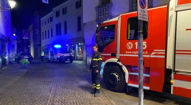 I vigli del fuoco entrano nell'appartamento di Mattia Brunoro a Monselice