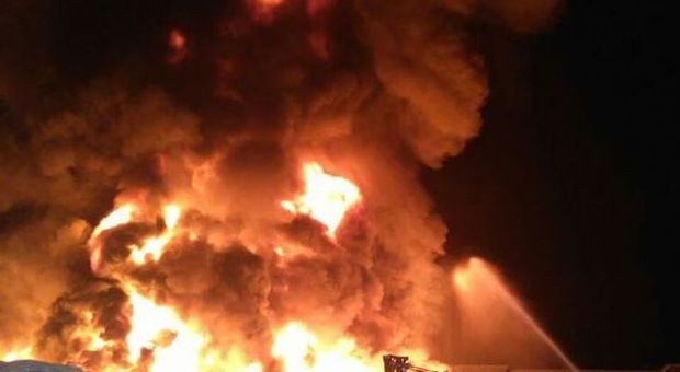 Terni, brucia Vascigliano: in fiamme un'azienda che lavora plastica il rogo domato dopo sette ore