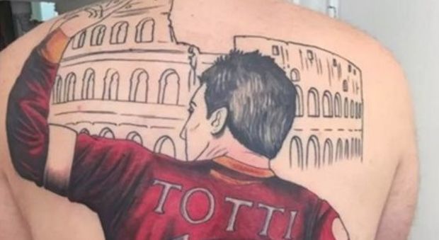 Calcio, l'idolo cambia club? E il tifoso cambia tatuaggio, come a Roma e Firenze