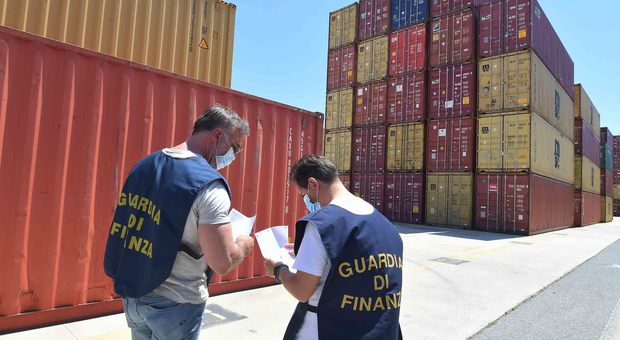 I militari della Guardia di finanza ispezionano i container al porto (Foto Luciano Giobbi)