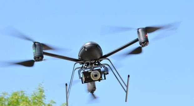 Tragedia sfiorata: elicottero della polizia rischia collisione con un drone. Un arresto