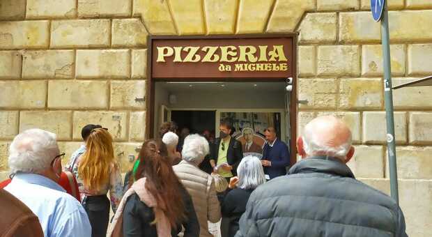 Lecce, apre la pizzeria Da Michele in piazza: prime code per la pizza della tradizione