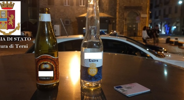 Terni, con le bottiglie di birra in vetro camminano in centro di notte: multati