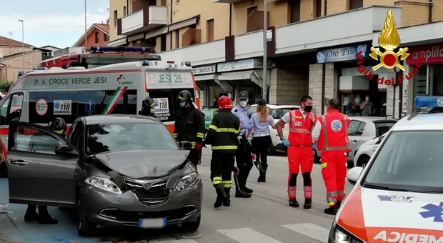 Scontro tra auto in via del Prato: due persone portate in ospedale