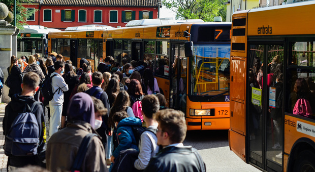 Oggi in Veneto tornano in classe 106mila studenti, stretta alle fermate del bus