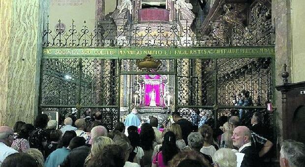 Sant'Anello, oggi in cattedrale il giorno della tradizionale calata