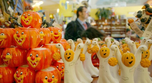 Halloween, centinaia di giocattoli e accessori "irregolari" sequestrati: multa da 6mila euro