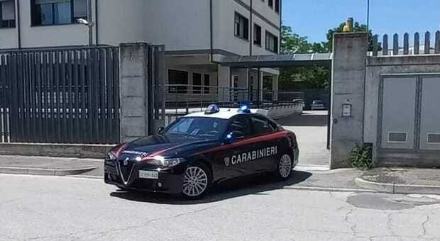 Tolentino, si schianta con la betoniera, rompe le tubature dell'acqua e scappa: preso grazie ai video