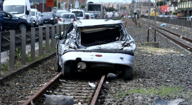 Roma, betoniera impazzita travolge pedoni e auto. L'autista: «Ho avuto un blackout»