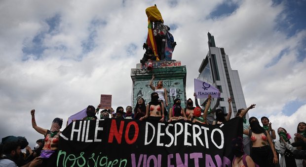 Cile, lo sciopero generale paralizza il Paese: corteo contro la violenza dei militari contro le donne