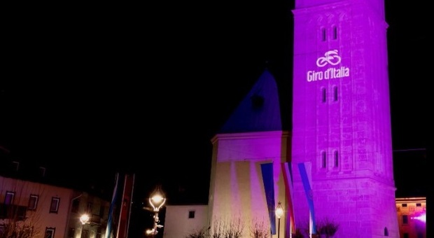 Il campanile di Cortina illuminato di rosa in onore del Giro d'Italia