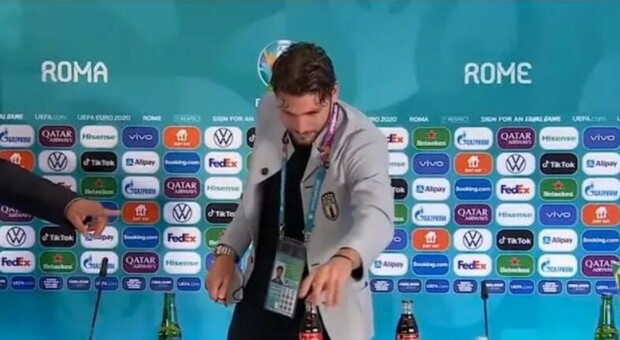 Locatelli e lo sfottò a Ronaldo: l'attaccante sposta la Coca-Cola, ma il siparietto è tutto da ridere