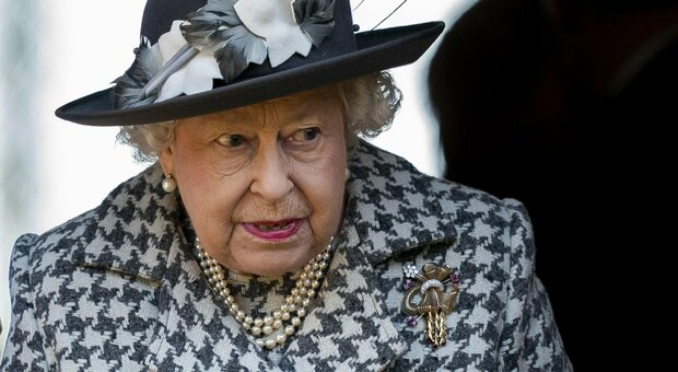La regina Elisabetta annulla gli impegni pubblici. «Troppo orgogliosa per farsi vedere sulla sedia a rotelle»