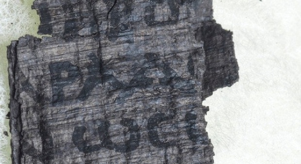 Il frammento di un papiro carbonizzato