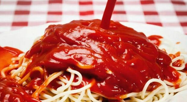 Ketchup sulla pasta e pizza con l'ananas: ecco i dieci "crimini alimentari" meno tollerati dagli italiani. Scopri quali