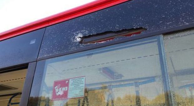 Raid di una baby gang contro bus: sassi rompono finestrino, nessun ferito