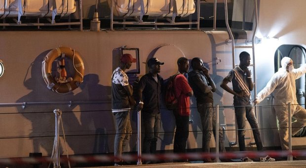 Migranti, sbarcati in 47 a Pozzallo dalla nave Sottile, altri 44 portati a Malta dall'Alan Kurdi