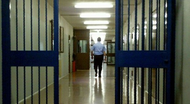 Ascoli, il detenuto lo colpisce al volto con una stampella: guardia carceraria in ospedale