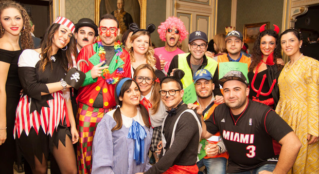 «Scoprire» Napoli in maschera: il party barocco de «L'Appuntamento Partenopeo»