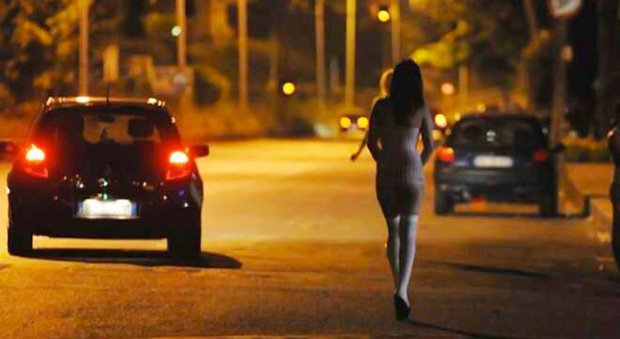Roma, sequestra prostituta e fugge dai carabinieri: inseguimento sulla Togliatti. Lei si butta dall'auto in corsa