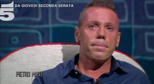 Massacrò i genitori per soldi, Pietro Maso in lacrime da Maurizio Costanzo: bufera sul web