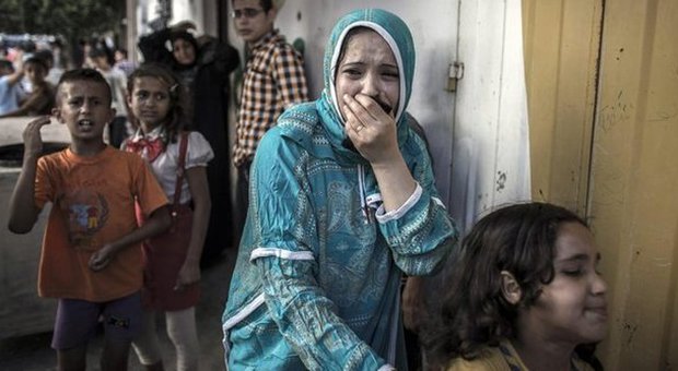 Gaza, riprendono missili e raid. Razzo in campo profughi: morti 7 bimbi. Israele nega: è colpa di Hamas