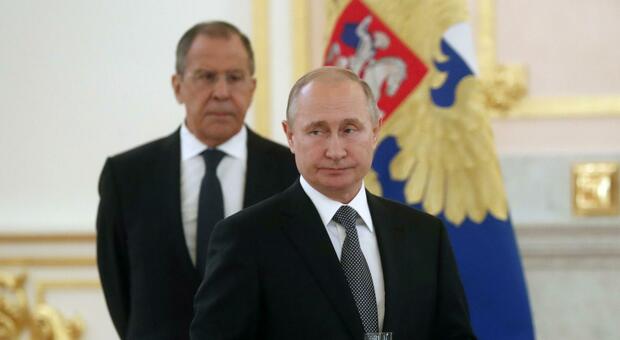 Sanzioni a Putin e Lavrov, congelati i beni in Europa e Gb. Rinviato lo stop allo Swift
