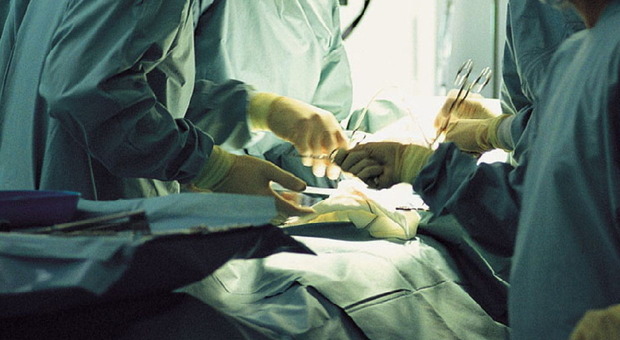 Garza dimenticata nel corpo durante l'operazione, paziente muore: medici sospesi