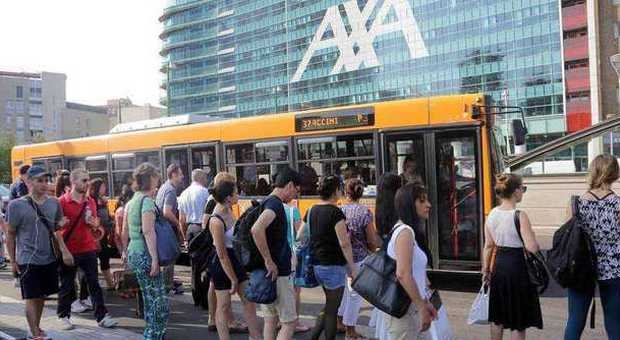 Guasto sulla linea lilla, metropolitana in tilt e assalto ai bus sostitutivi: dalle 13 si viaggia a binario unico