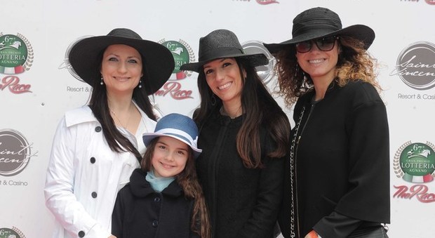 Il Gran Premio. Piume, strass, paglie e velette cappellini da star ad Agnano | Foto