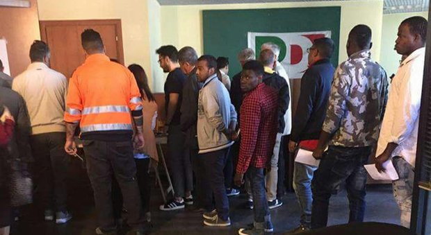 Un gruppo di immigrati africani e richiedenti asilo, ospiti al Centro di Accoglienza di Ercolano, in coda per votare alle primarie