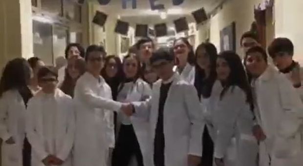Ragazzi di un liceo di Torre del Greco donano la paghetta per la ricerca sul virus