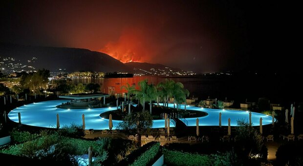 Grecia in fiamme, brucia anche Corfù: evacuati 17 villaggi, turisti in spiaggia salvati dai vigili del fuoco