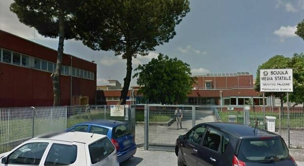 Pomigliano, furto in una scuola: rubati pc e casse acustiche