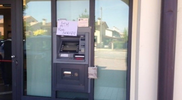 Il bancomat dopo l'assalto fallito