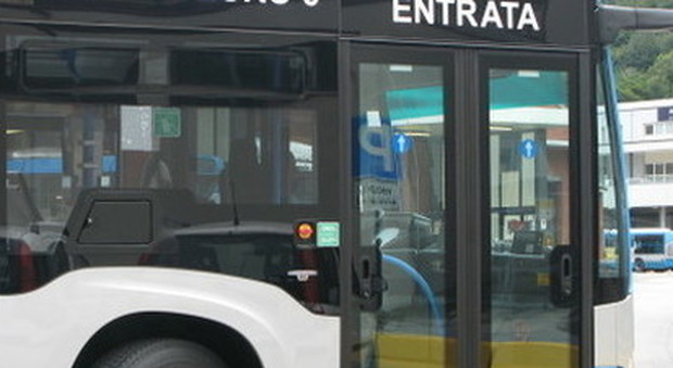 Timbra il biglietto del bus quando vede il controllore: multa e denuncia