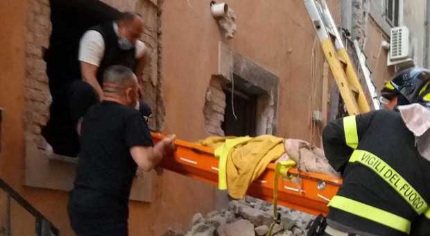 Marino, crolla una palazzina per una fuga di gas: una bambina tra i feriti