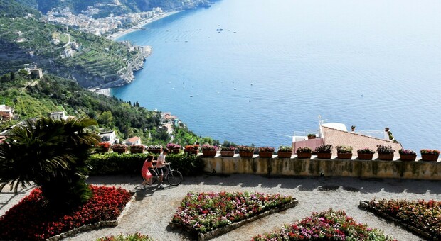 «Sotto la luna di Amalfi»: il set del nuovo film Netflix fa tappa a Villa Rufolo