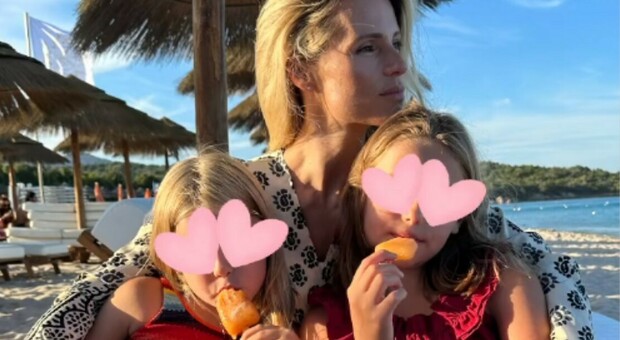 Michelle Hunziker in spiaggia con le figlie Sole e Celeste: «Ora d'oro». Ecco perché