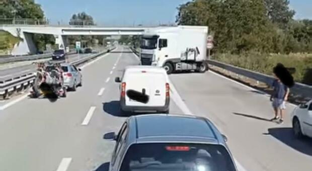 Tir contromano in superstrada a Pollenza: paura tra gli automobilisti, decine di segnalazioni