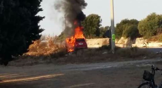 Giallo sulla litoranea: auto si schianta e prende fuoco, nessuna traccia del conducente