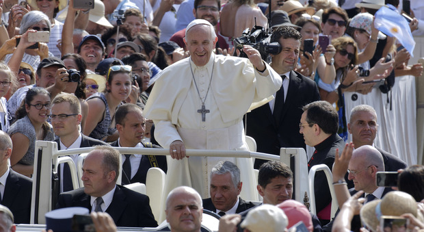 Sorpresa a piazza San Pietro, il Papa fa salire 6 bambini sulla “papamobile”