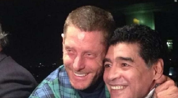 Lapo Elkann e la foto con Diego Maradona: «Ci prendevano in giro per le nostre dipendenze, mi manchi già leggenda dal cuore d’oro»