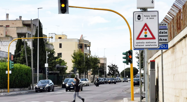 Lecce, ancora multe in via Monteroni: «Photored da togliere subito»