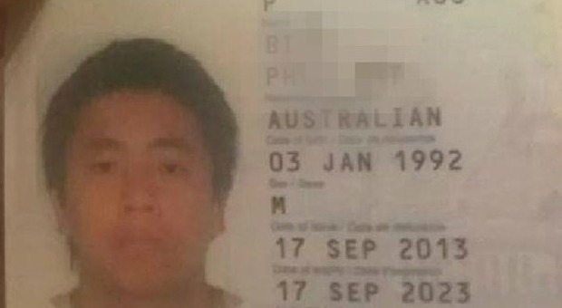 Ha un nome sfortunato, ma nessuno gli crede: il post del passaporto diventa virale -GUARDA