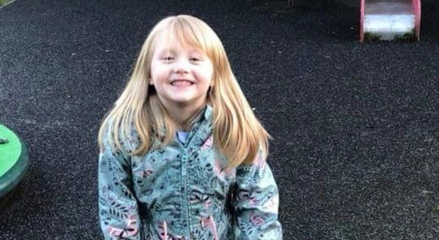 Bambina di sei anni uccisa mentre è in vacanza con i nonni: choc sull'isola, ritrovata in un bosco