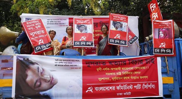 Bangladesh, bruciata viva per aver denunciato le molestie del preside a scuola: 16 condanne a morte