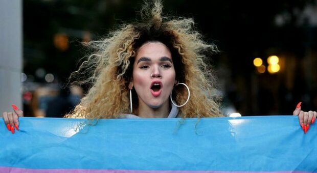 Trans, la giunta comunale di Napoli approva una delibera per accelerare le procedure per il cambio del nome
