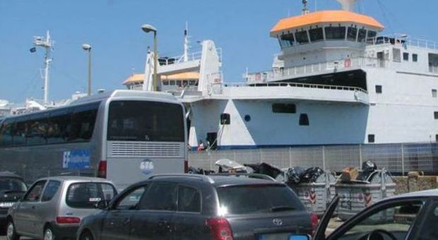 Calabria, i precari bloccano i traghetti e l'A3: interrotti i collegamenti con la Sicilia