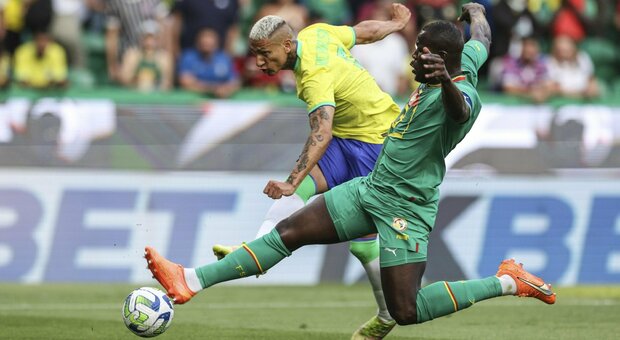 Kalidou Koulibaly in azione con il Senegal nell'amichevole con il Brasile